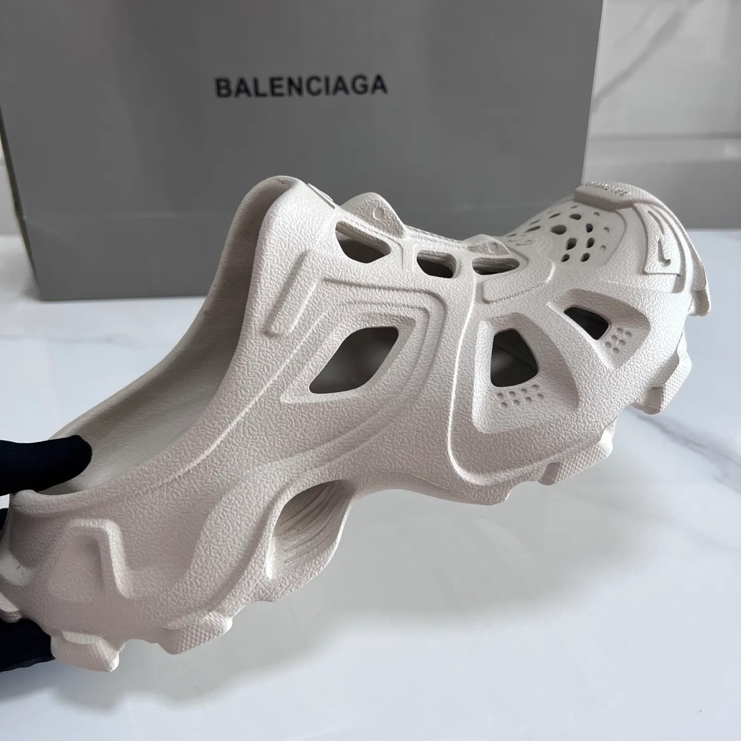 👟👟Ex-factory price 380👟👟 Balenciaga must-have beach shoes for summer: Men's and women's shoes are made of ultra-light 95% (injection molding) EVA plastic, 5% foam plastic foam cushioning material #Ultra-lightweight one-piece foam shoe mold ❗ New summer product, French high-end luxury brand - Balenciaga BALENCIAGA 3XL Rubber Low Top Sneakers 3XL version series summer beach wading versatile trendy lace-up casual sports hole sandals. Size: 35-46